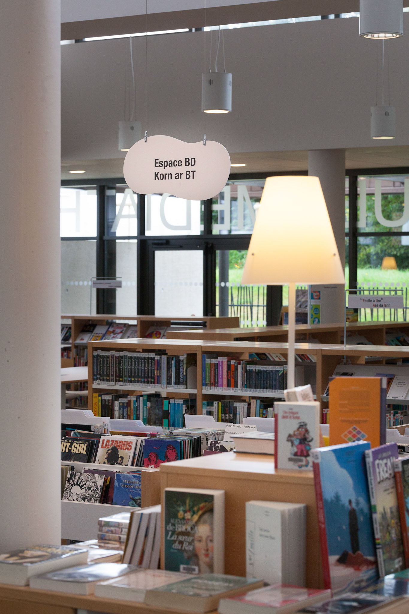 Inscription bilingue français-breton dans la médiathèque d'Ergué-Gabéric.