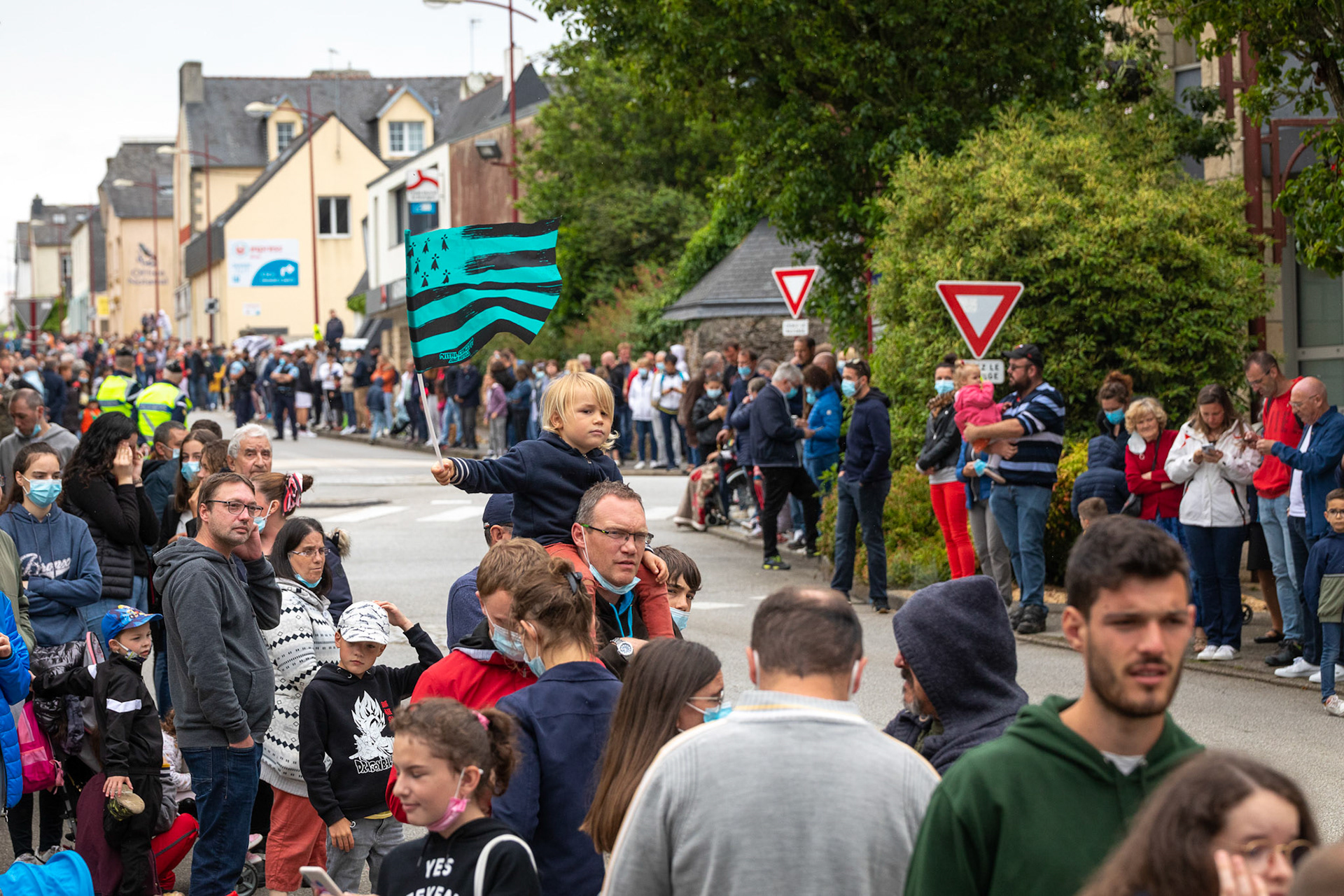 Scène du passage du Tour de France dans le centre-bourg de Briec