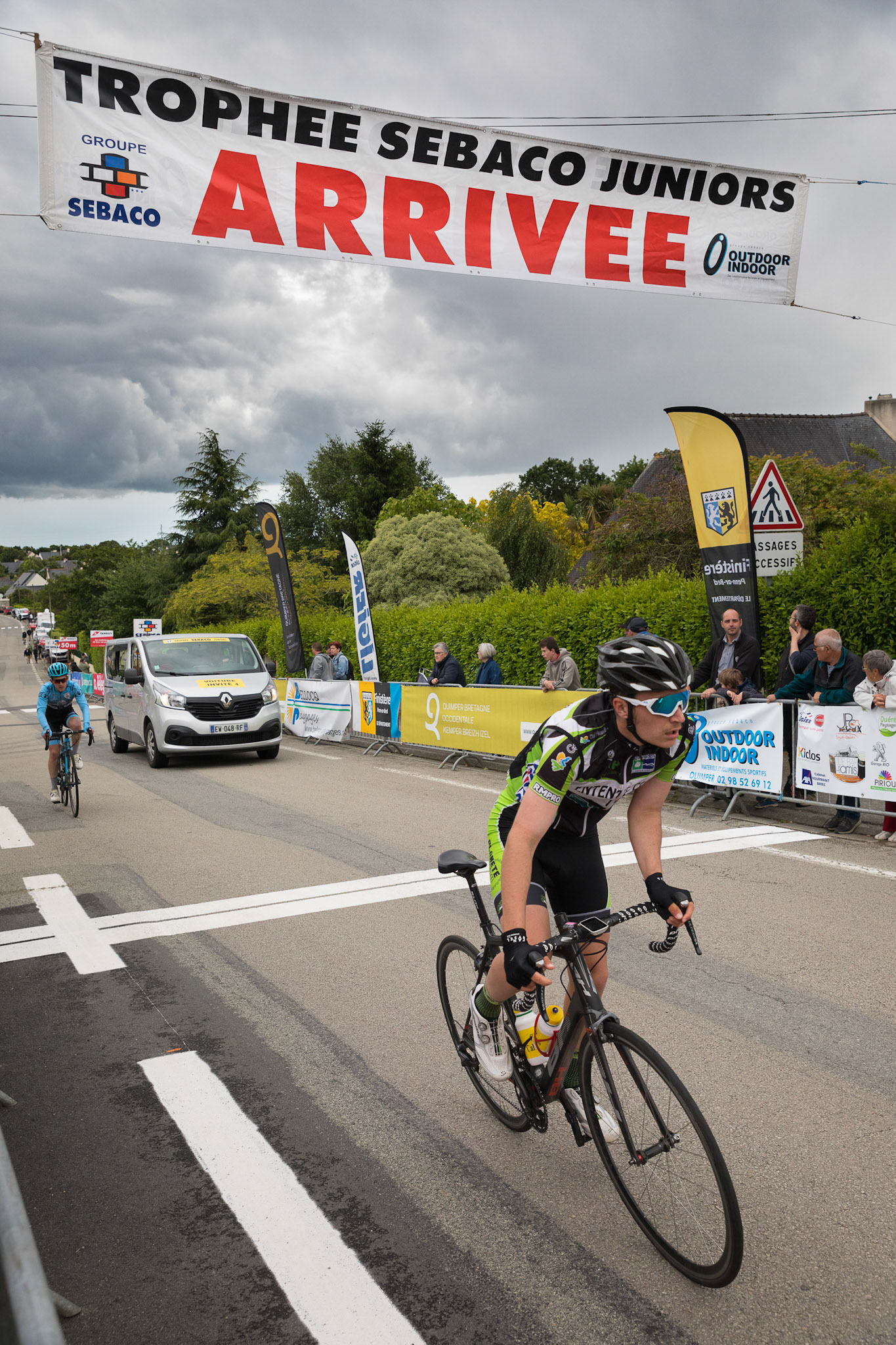 Les coureurs cyclistes du trophée Sebaco 2019 passent la ligne d'arrivée à Lestonan le 9 juin 2019.