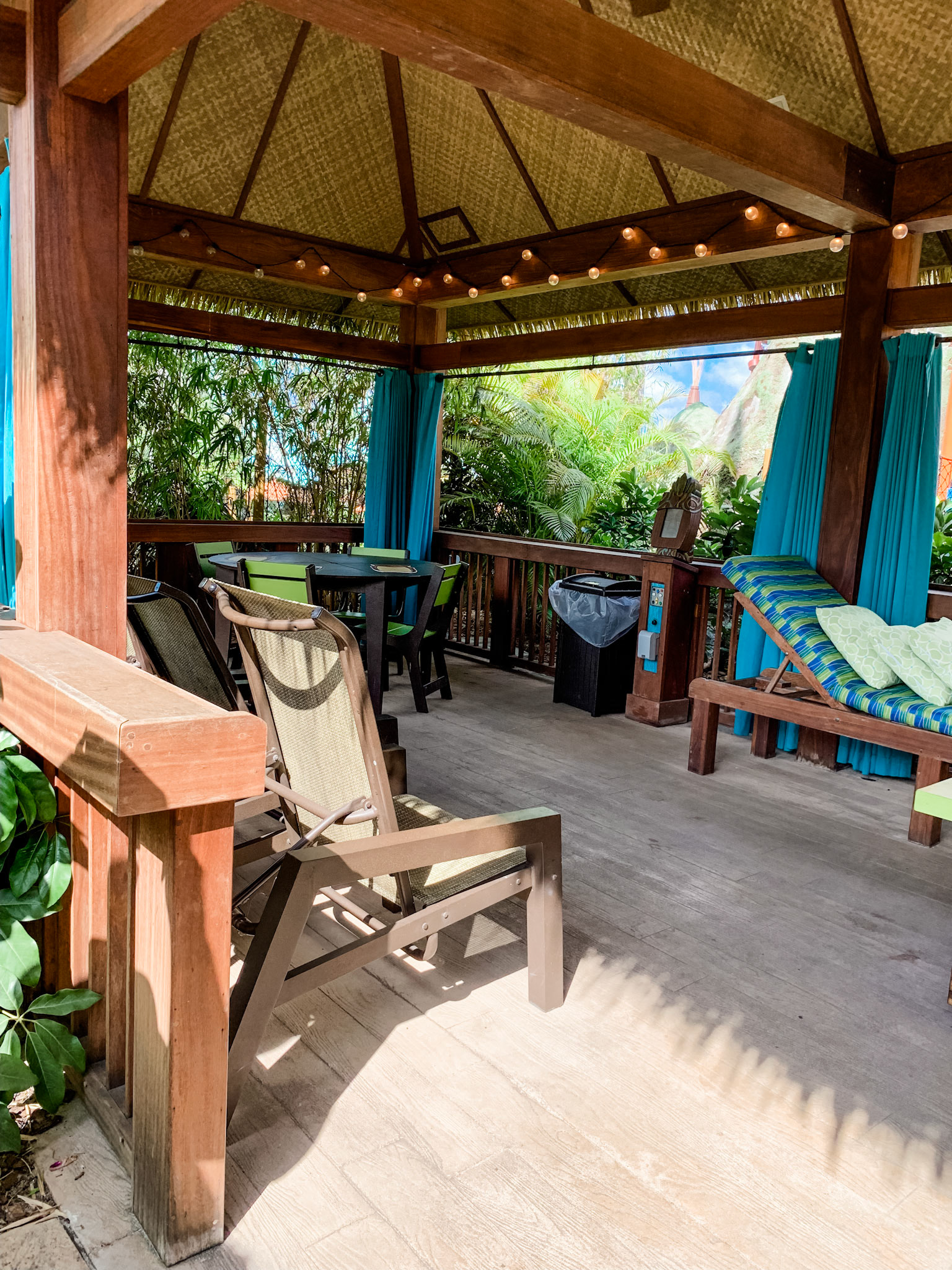 Family Size Cabana - fits up to 16 guests.