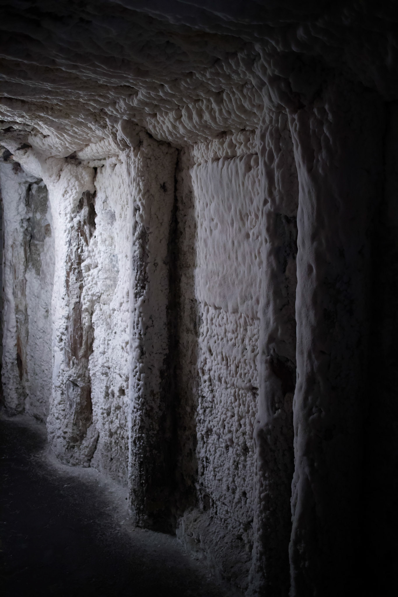 Tunnel with "cauliflower" salt on walls