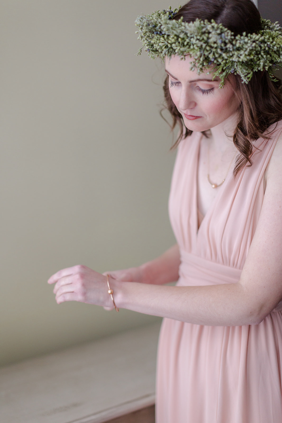 Photographer: @Annemientkaphoto Makeup: @Hillaryfayfreelancemua Venue: @Innatmanchester Florist: @Nancybishopfloral