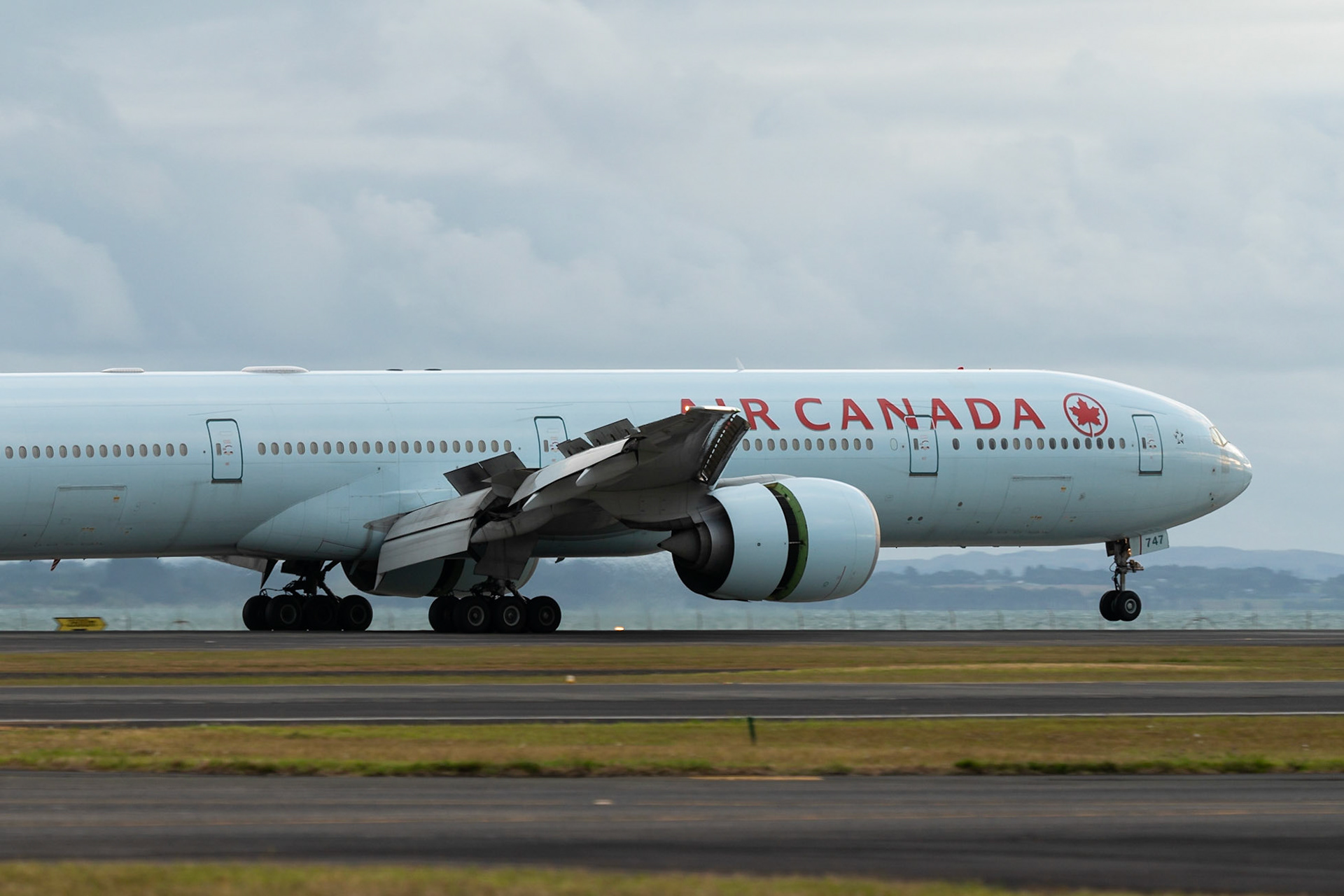 Air Canada Boeing 777-300ER C-FNNW arriving in Auckland from Sydney.