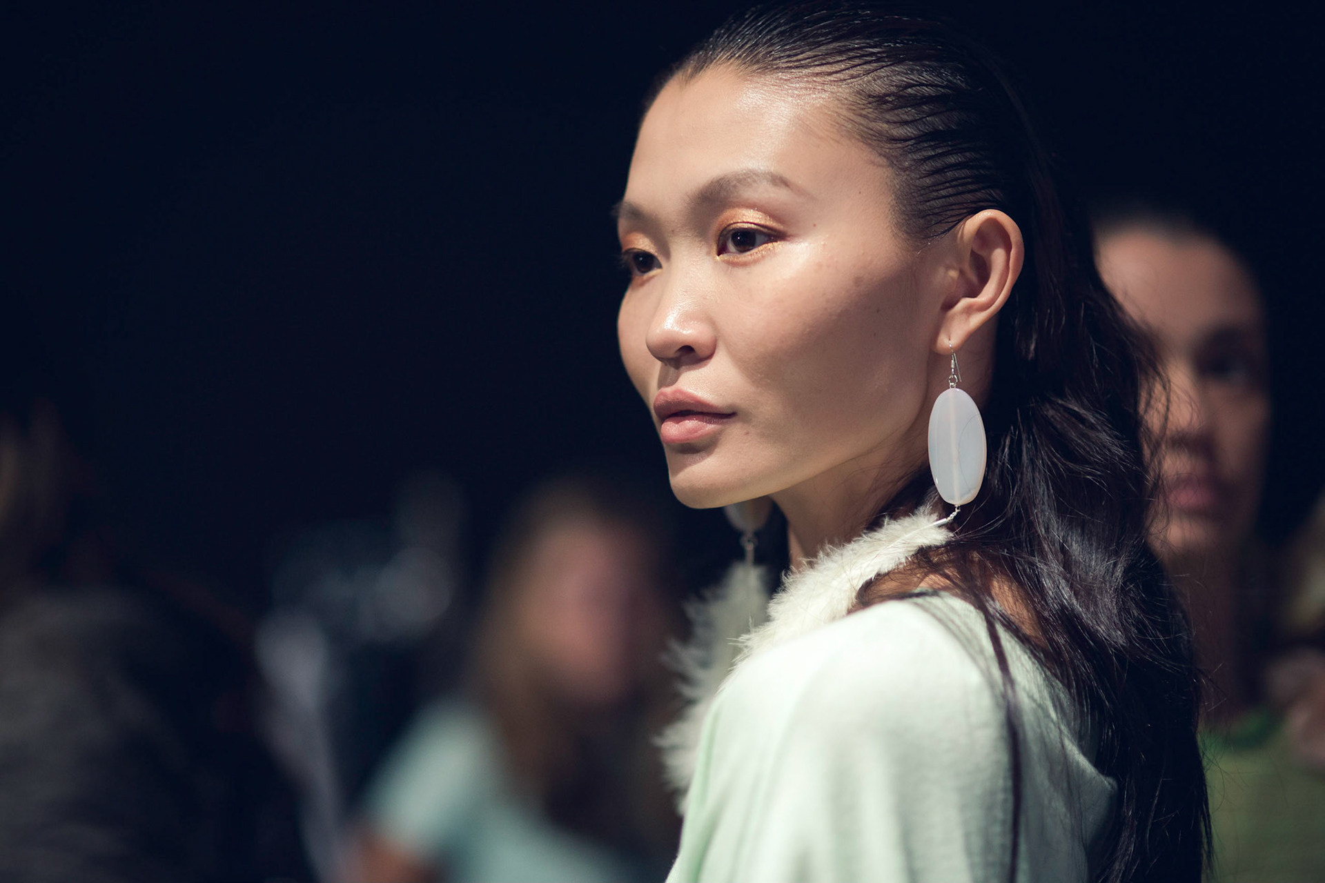Für Maybelline hat Borris Burba den Aufwand hinter der Fashion Week in Berlin fotografisch fesgehalten. Als offizieller Backstage Fotograf stand er Boris Entrup stets zur Seite, um seine Arbeit zu dokumentieren, aber auch Skuriles und Schönes hat er vor seiner Linse inszeniert.