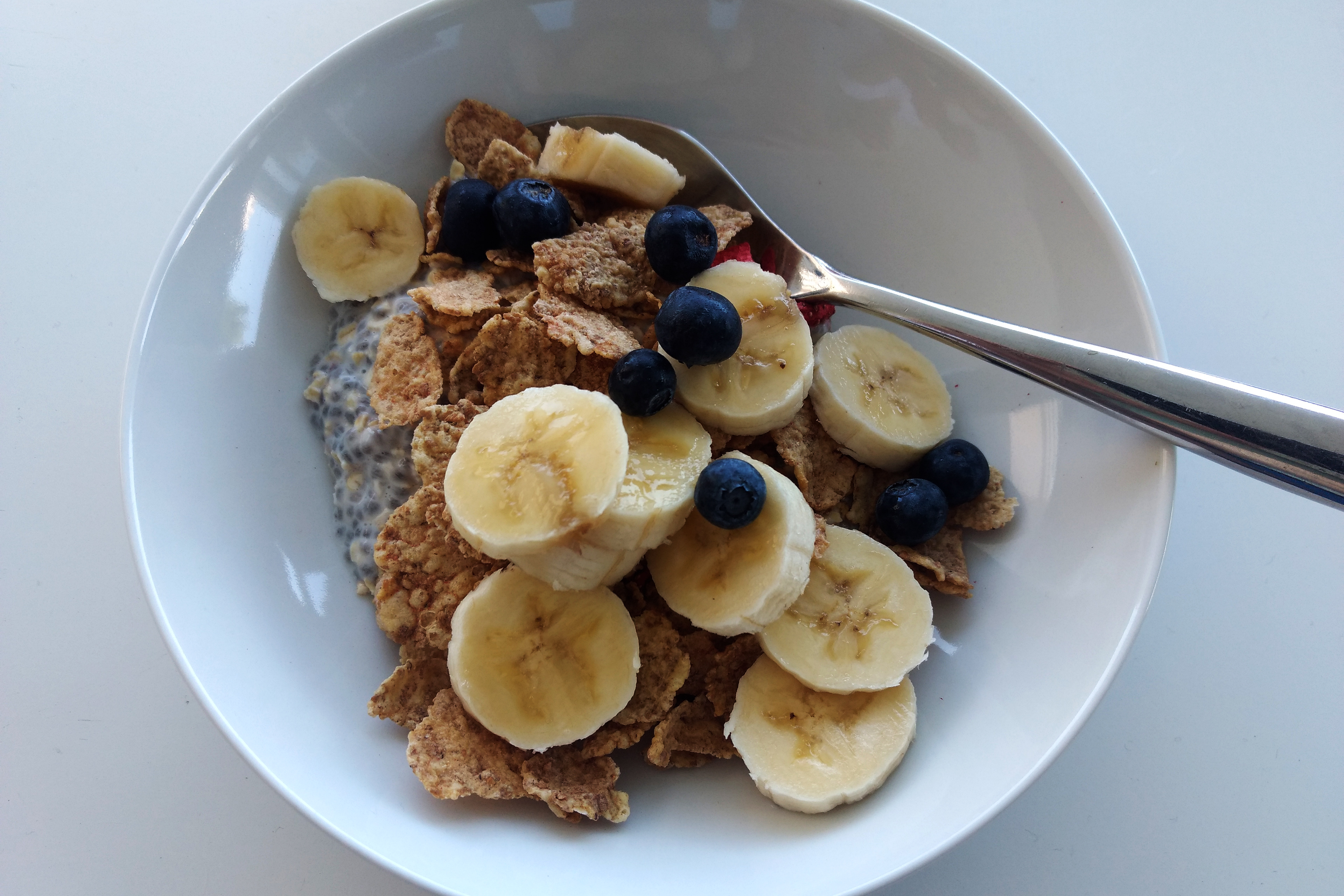 Pudding de chia con banana y arándanos