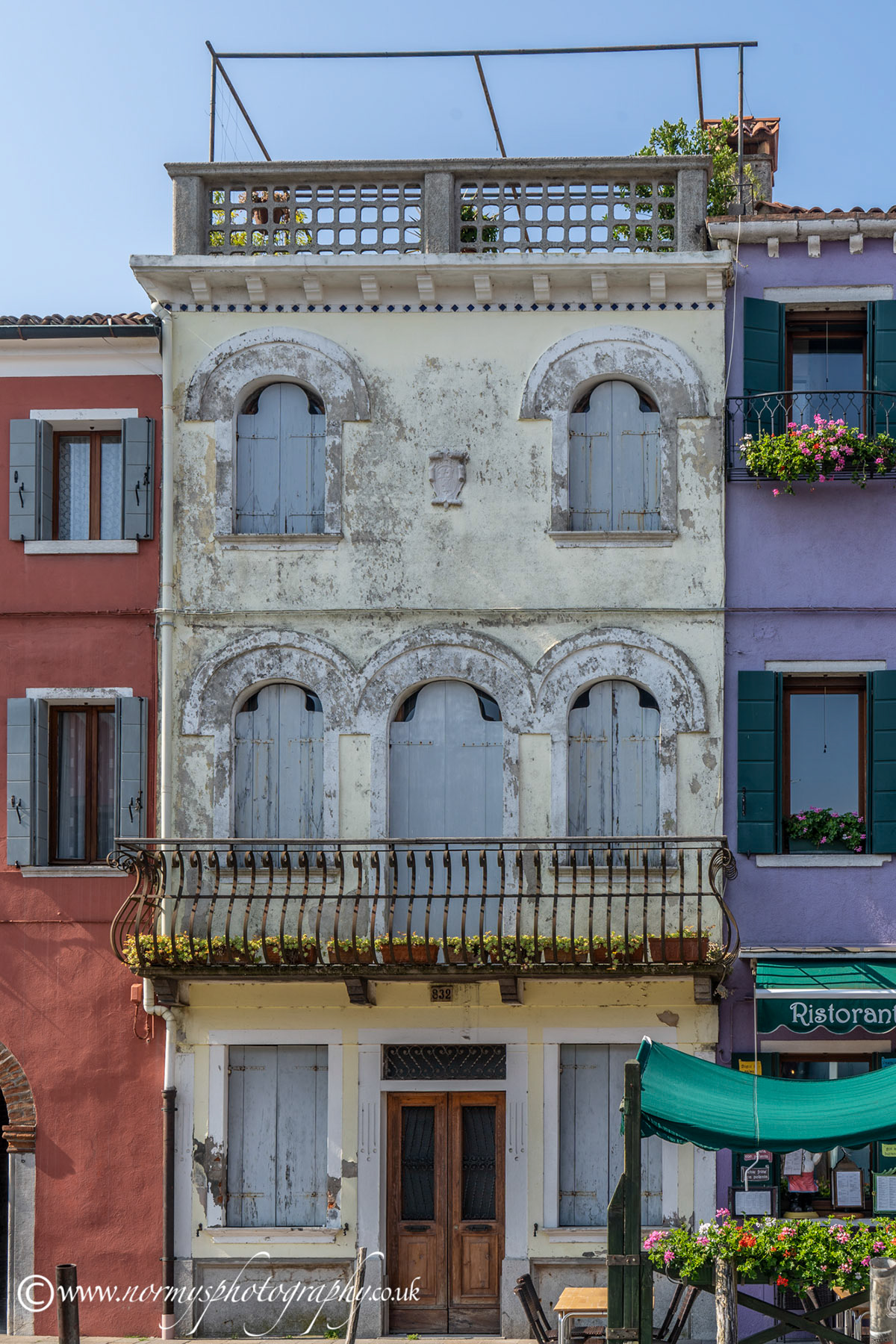 A not so well painted house