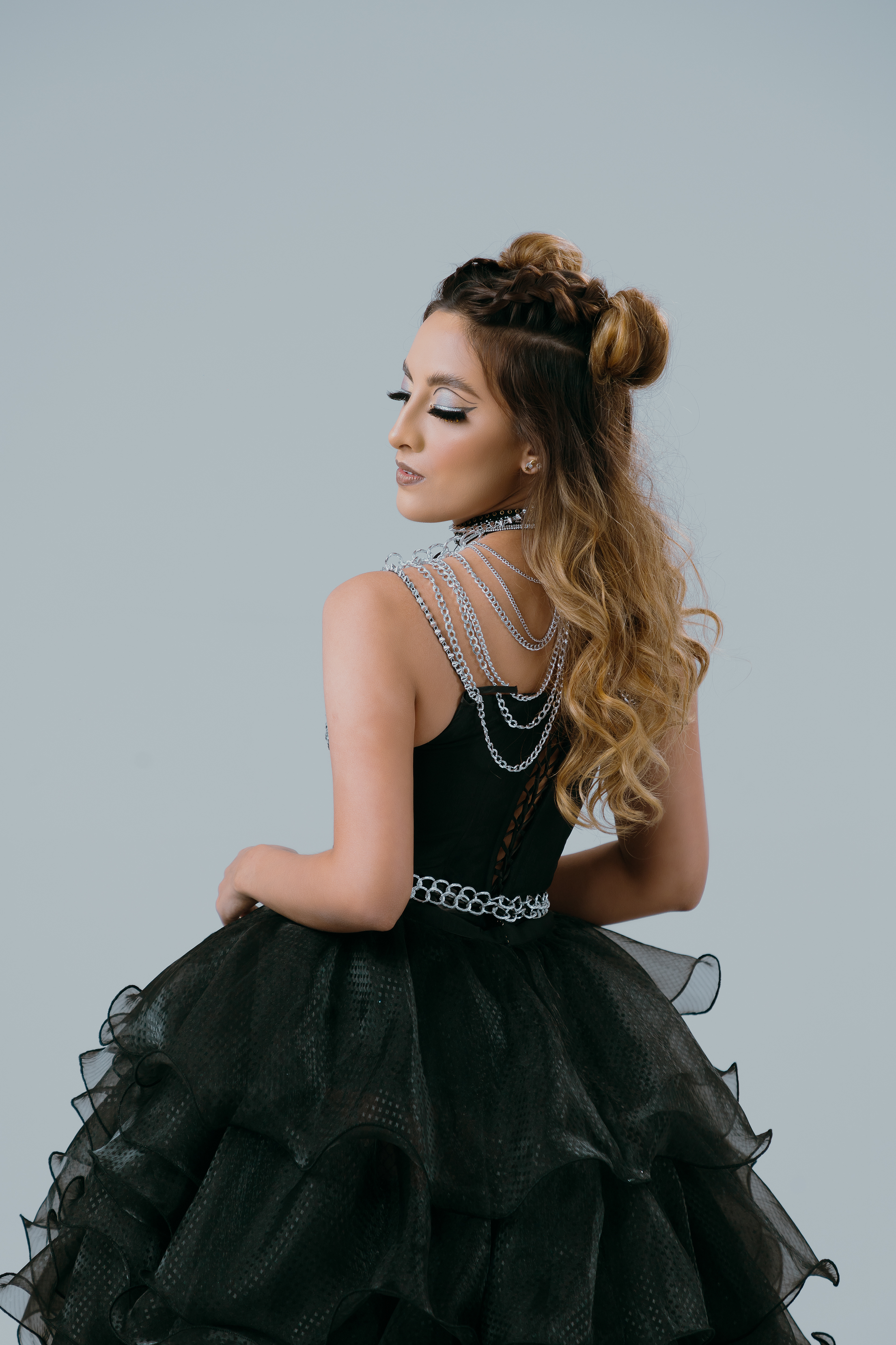 Foto: Miguel Cárdenas MUA: Gabriela Mota Modelo: Adela Yamili Diseño: Dalia López