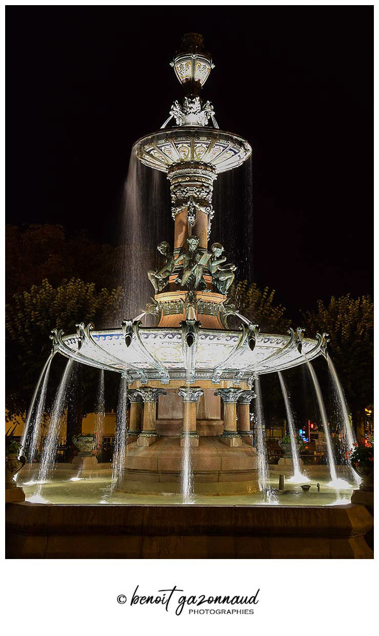 Fontaine de bronze et de porcelaine, par Gennuys