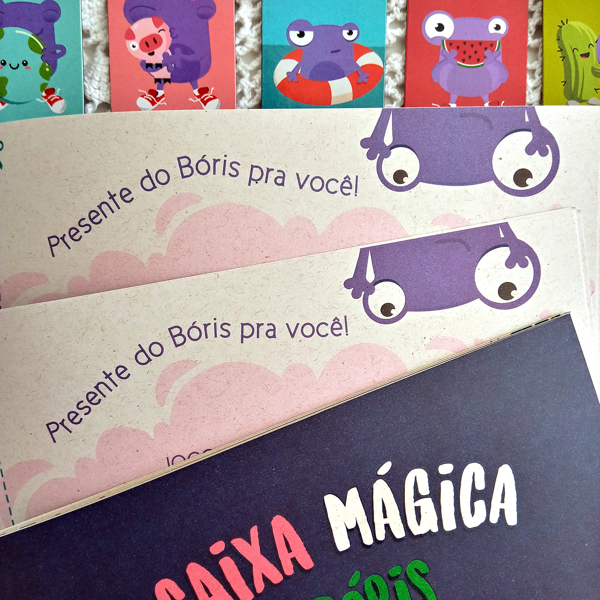 O livro presenteia o leitor com um joguinho que pode ser feito com materiais recicláveis.