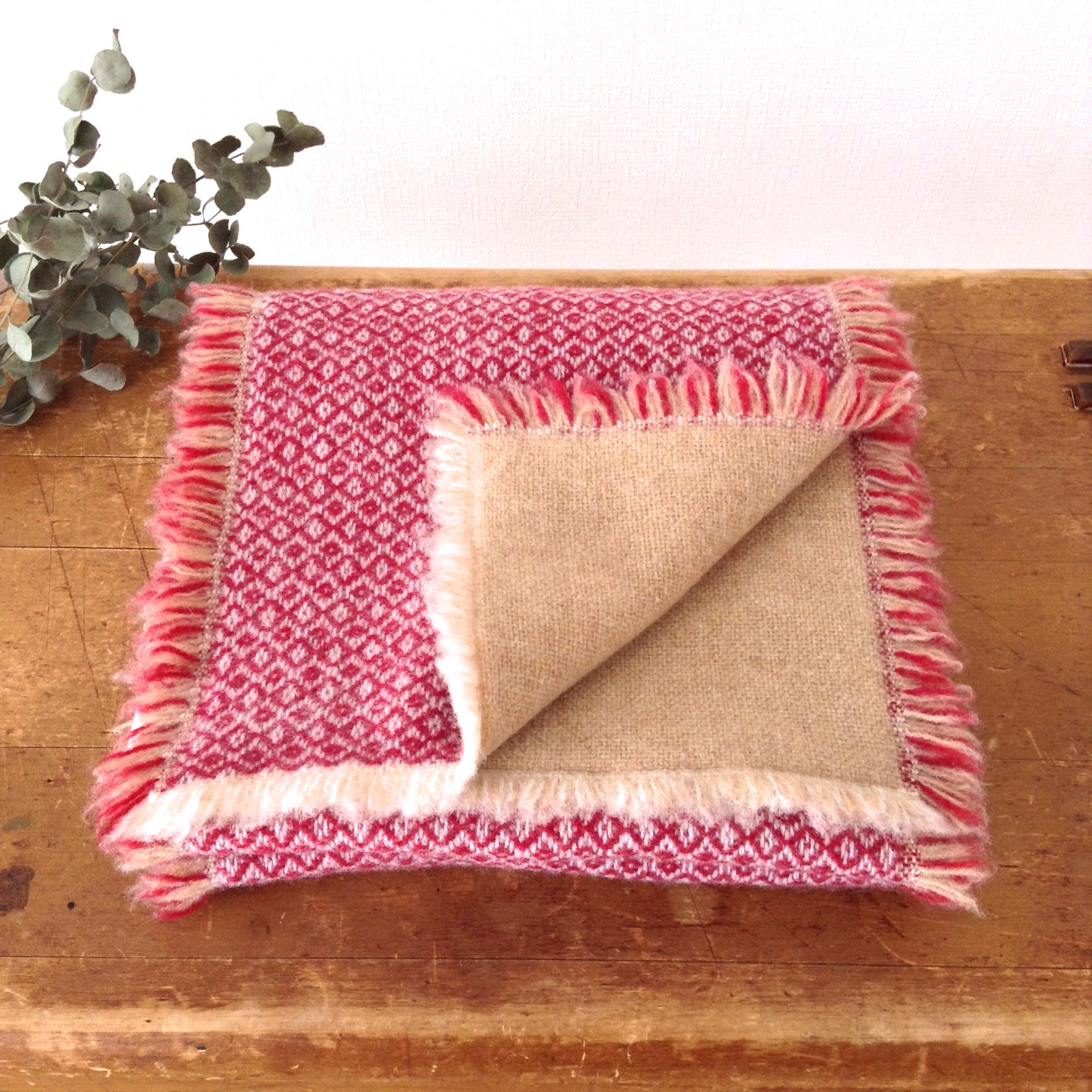 H.F Väv 2015 <Two-sided muffler> リバーシブルマフラー material: kashmere/ Lumb wool size: 20 × 175 cm © Hanako Fujino / H.F Väv