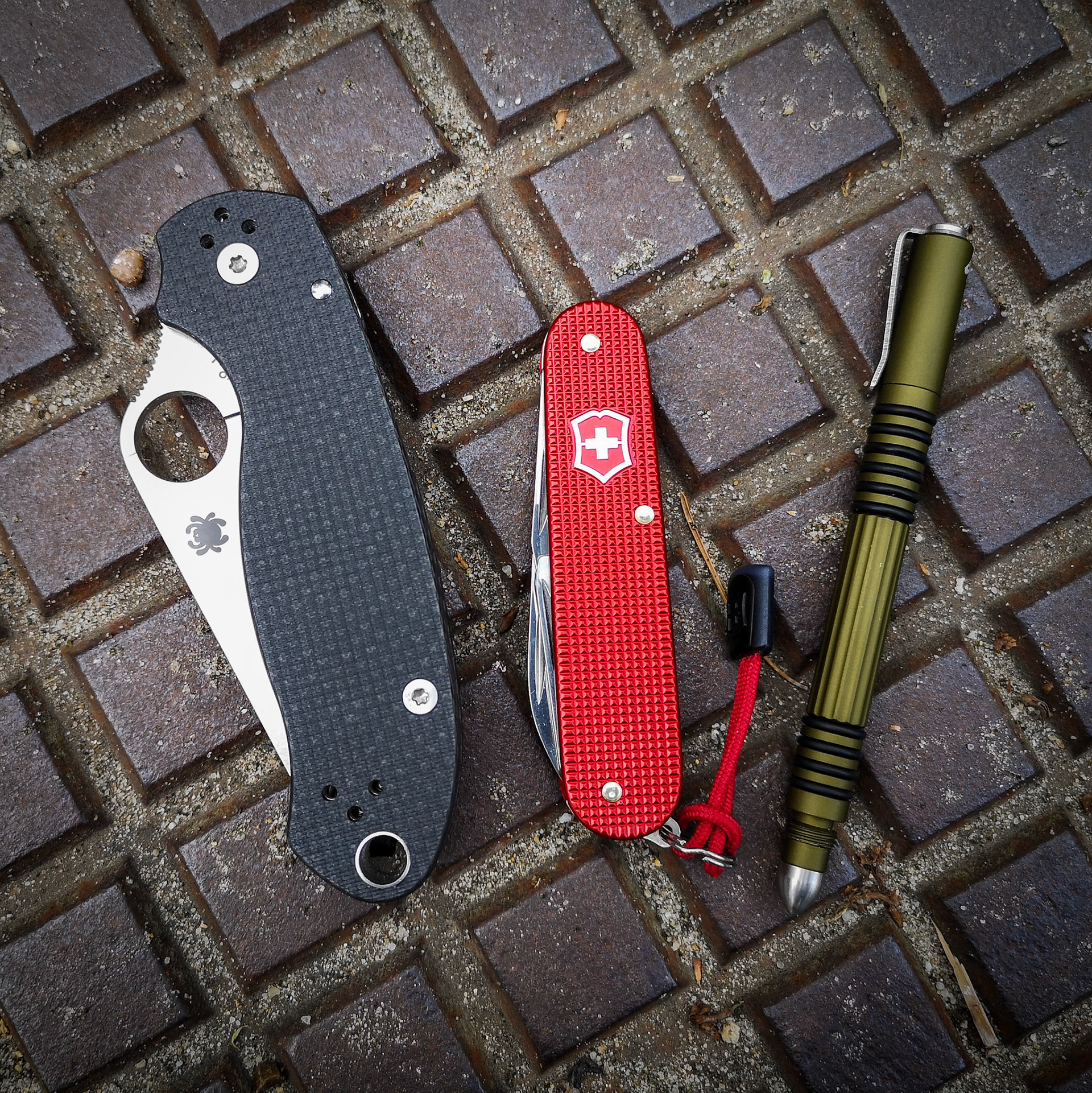 Spyderco Para3 + Victorinox Cadet + Hinderer Investigator