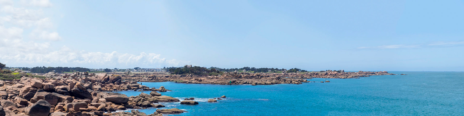 View on Ile de Costaérès from the Sentiers des Douaniers. In the background we see Trégastel and suspect Ile de Renote.