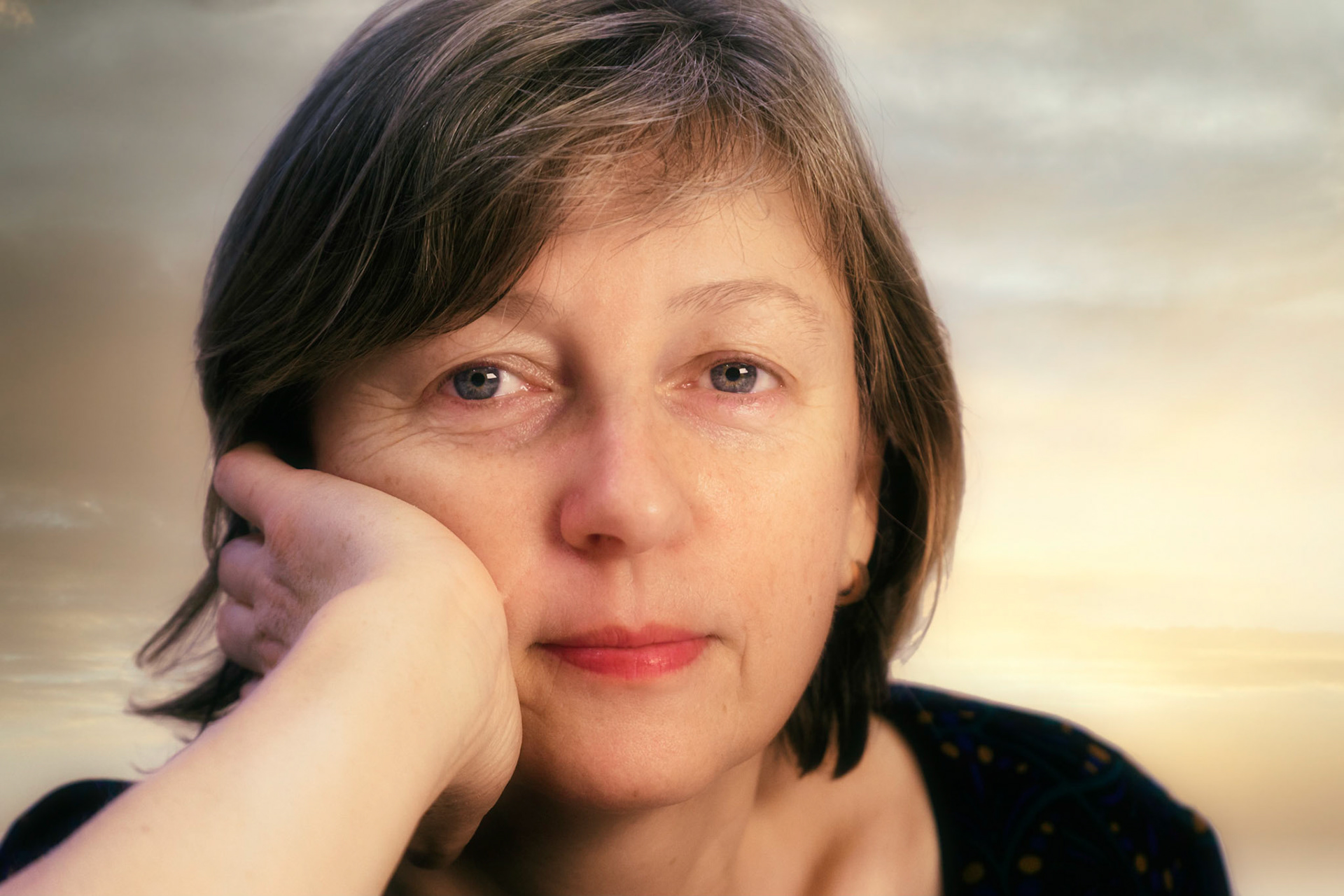 Close-up female headshot - looking straight - palmrest - 201701