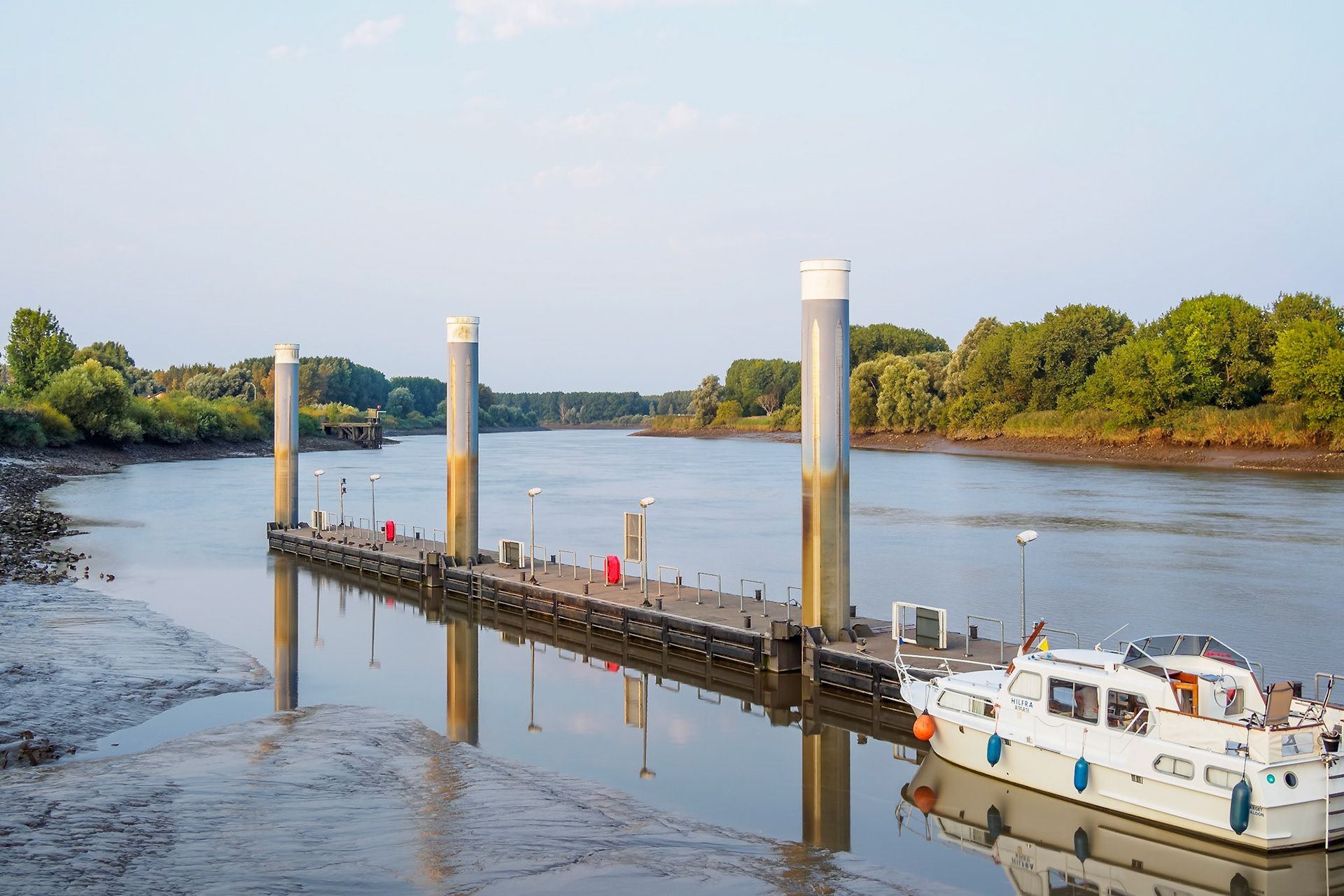 Reflection of ponton sint-amands