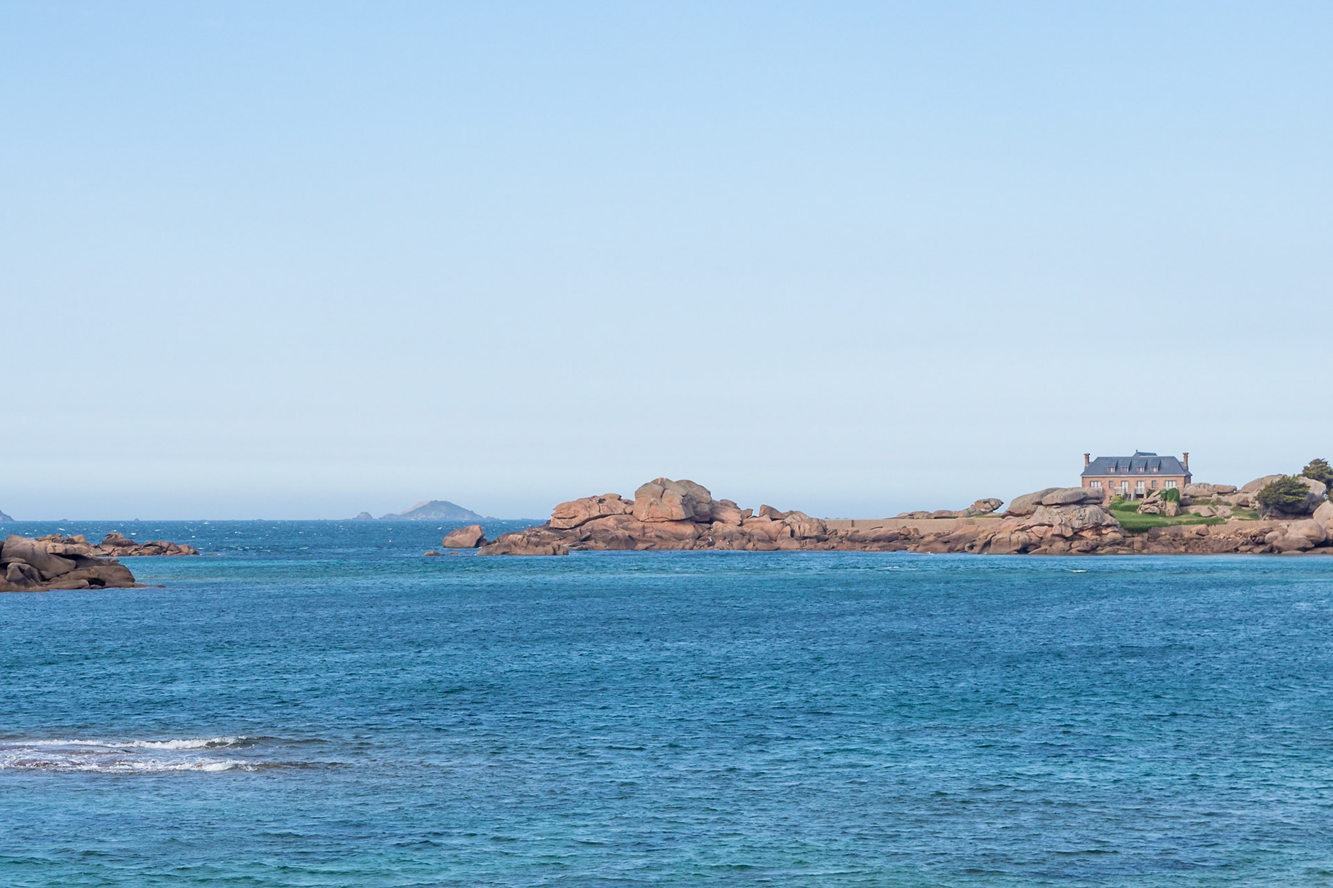 Can you see those rocks taking the shape of a lizard ready to eat the house ?