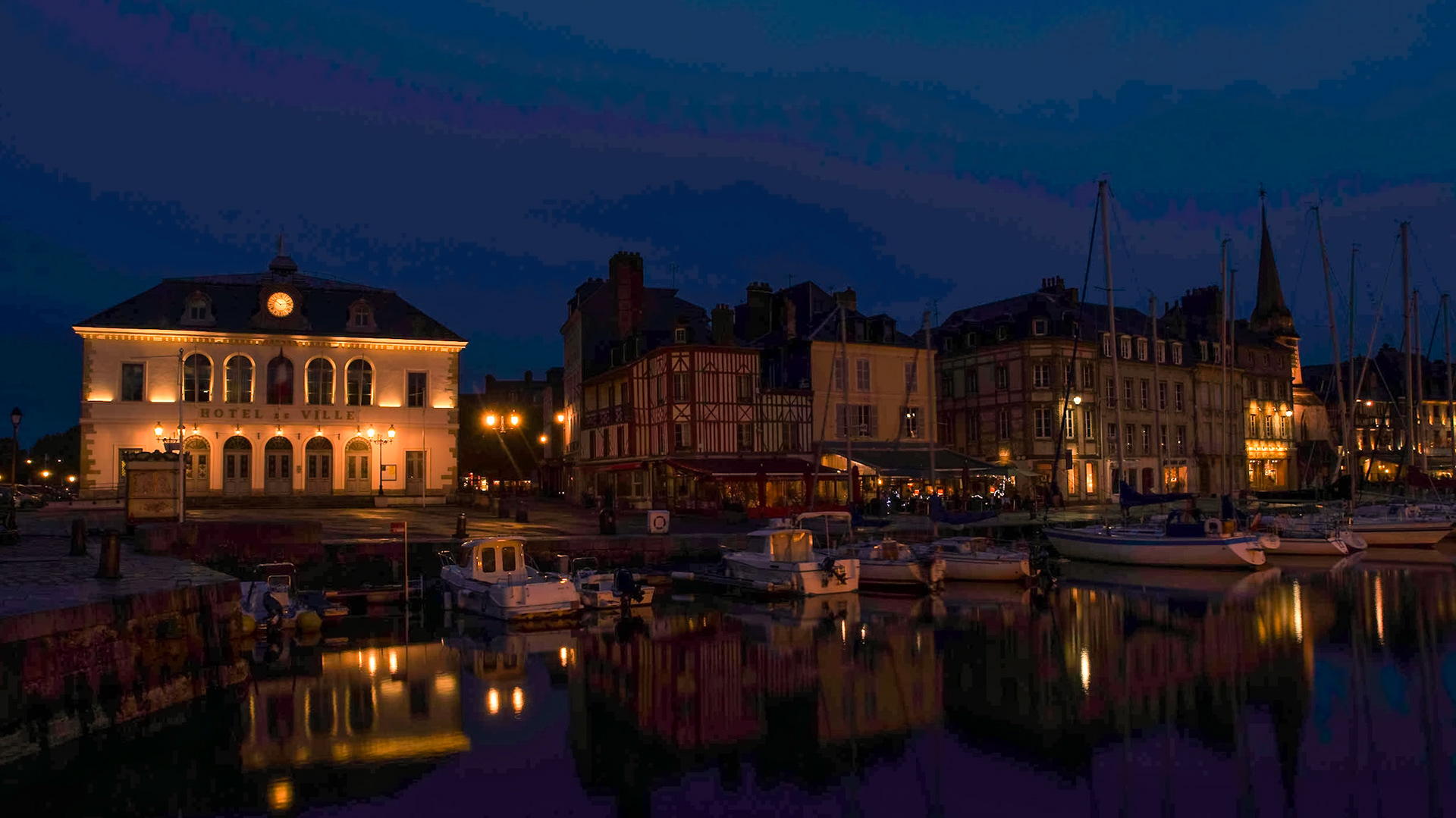 Night foto of the city hall of Honfleur, at the Veix Bassin