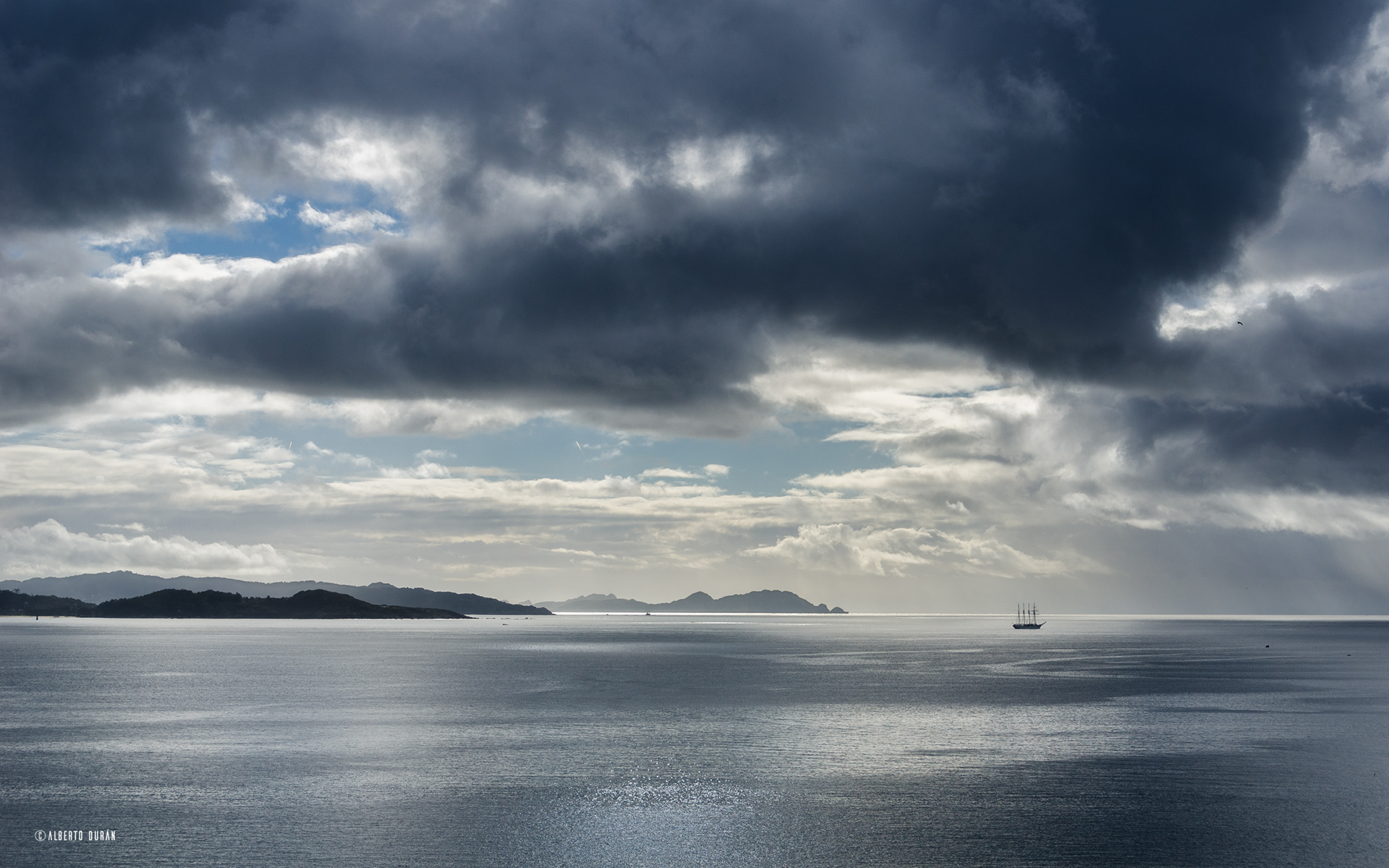 vista ria pontevedra con velero elcano