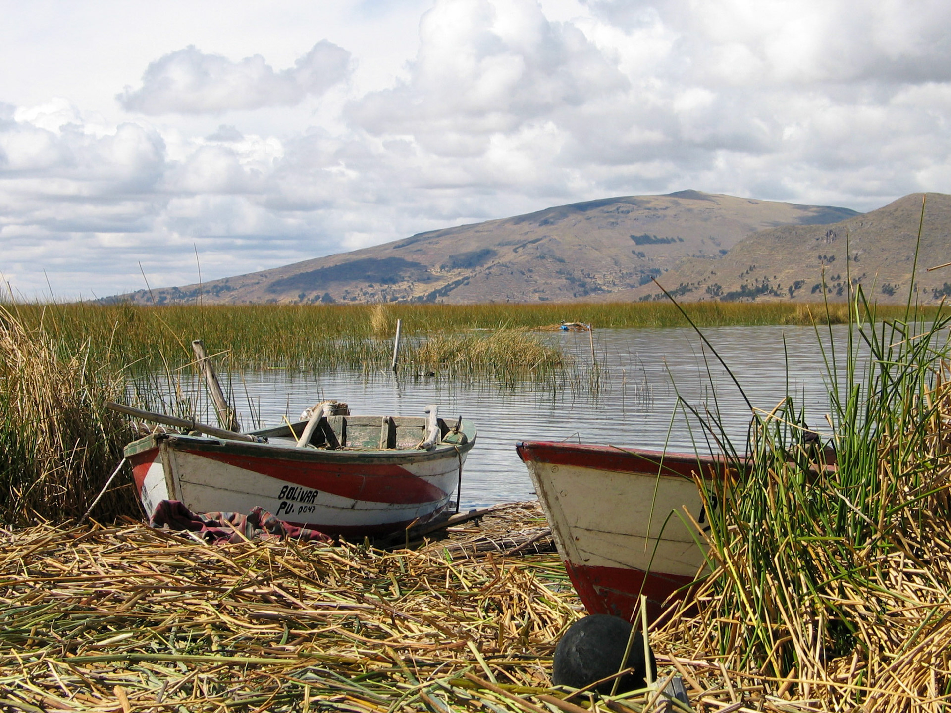 A strangely quiet scene on the otherwise busy and excessively touristic Islas Flotantes on Lake Titicaca.