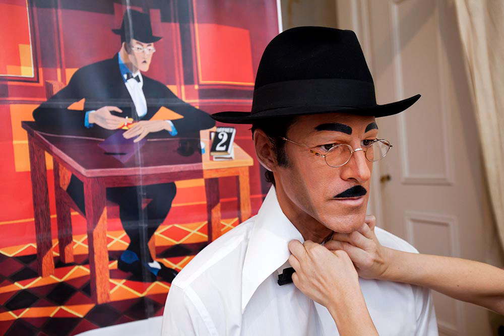 Paulo Pires como Fernando Pessoa numa reprodução do quadro de Almada Negreiros