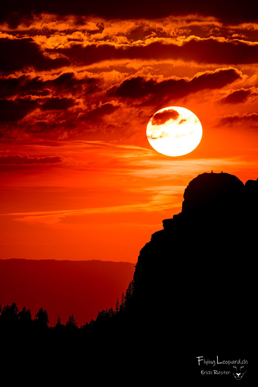 Feuriger Sonnenuntergang über dem Berner Oberland.