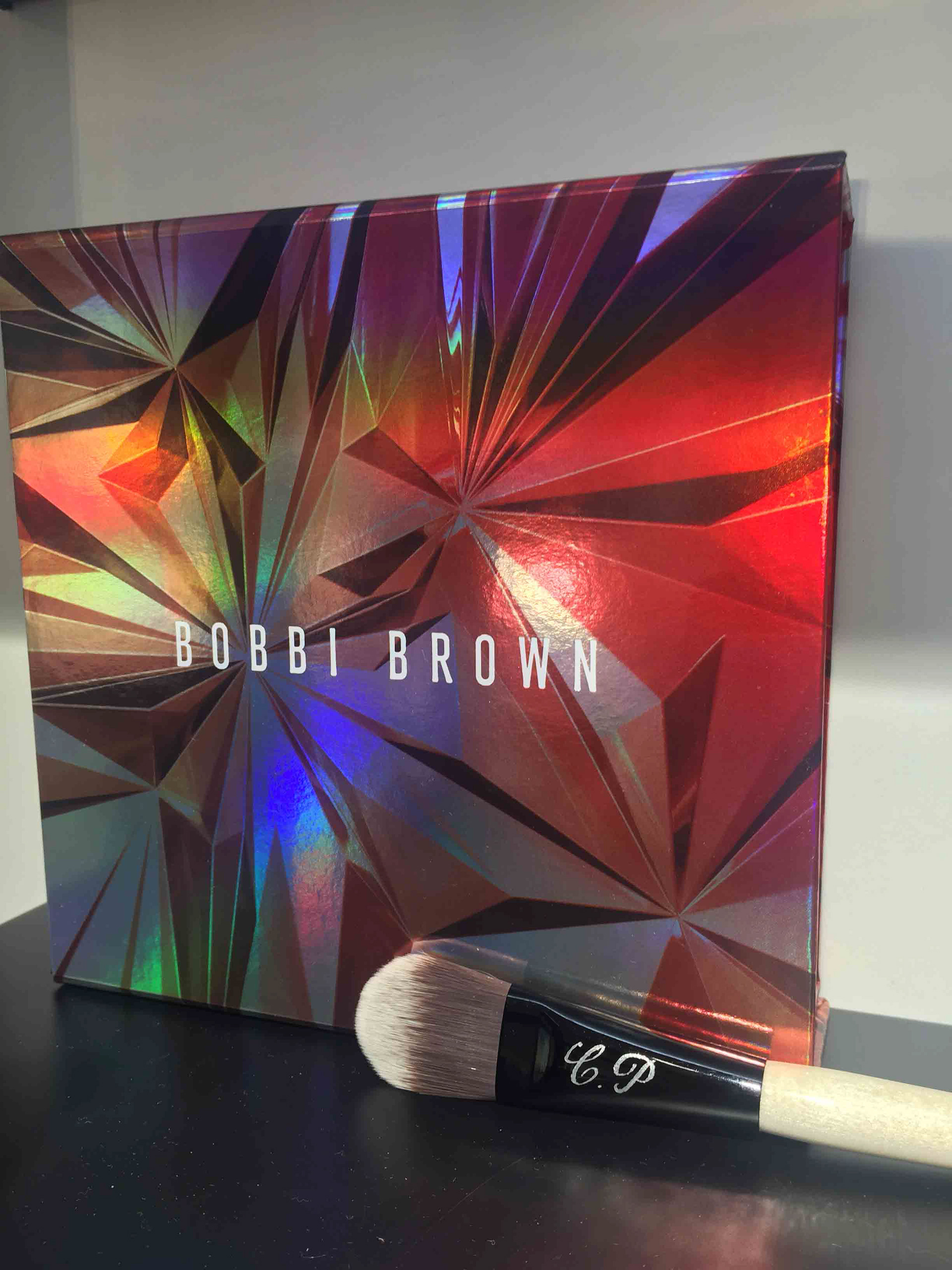 Calligraphie gravée sur pinceau Bobbi Brown au magasin rue de Passy