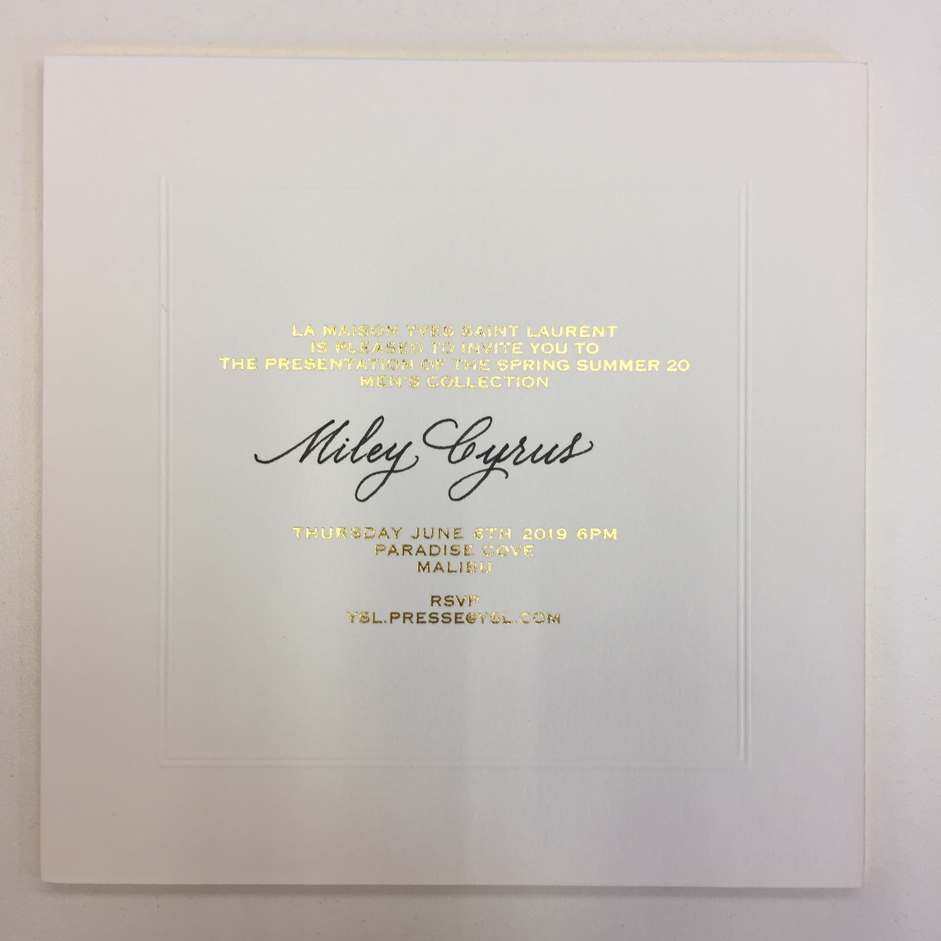 calligraphie invitation miley cyrus saint laurent défilé ysl los angeles